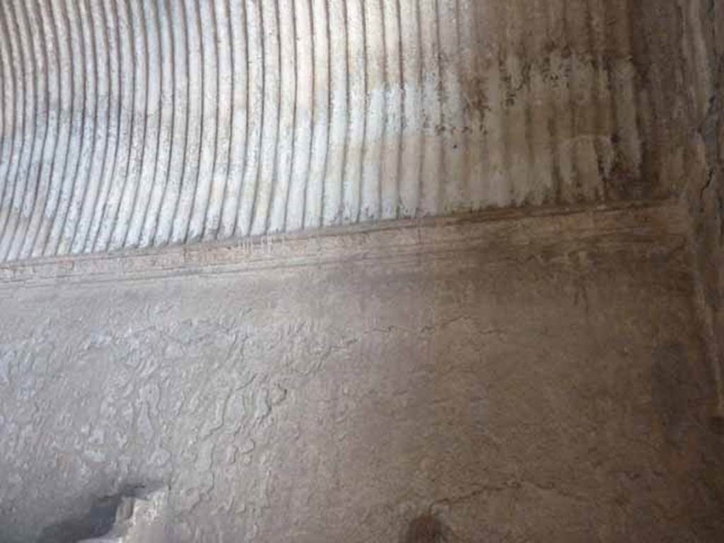 VI.8, Herculaneum. May 2010. Detail of east wall stucco and ceiling.